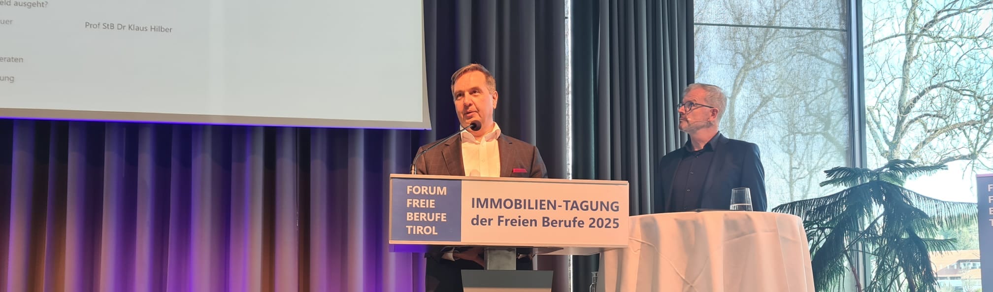 Rednerpult mit dem Logo des Forums Freie Berufe Tirol bei der Immobilientagung der Freien Berufe 2025